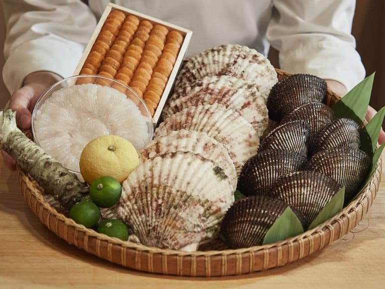 ウニやホタテ、貝類、ワサビ、柑橘を盛り合わせた旬の食材