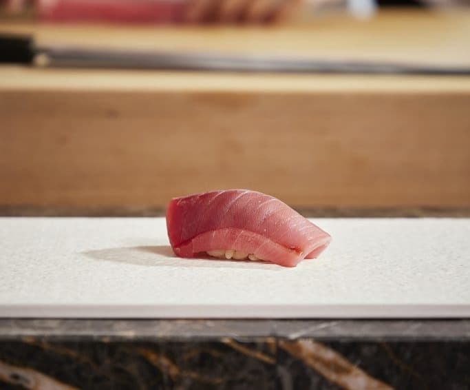 NOWAKI BKKの寿司カウンターに置かれたマグロの握り