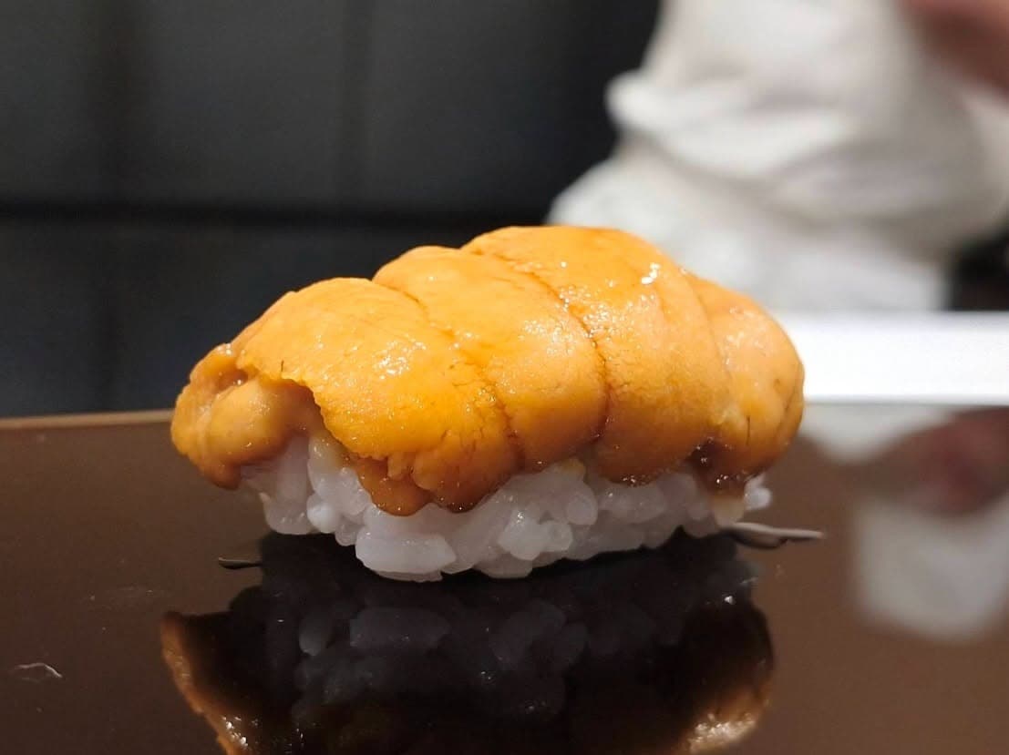 濃厚なウニをたっぷりのせたSushi Kandaの握り寿司