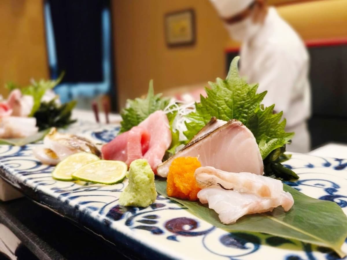 マグロや白身魚などを盛り付けたSushi Kandaの刺身盛り合わせ