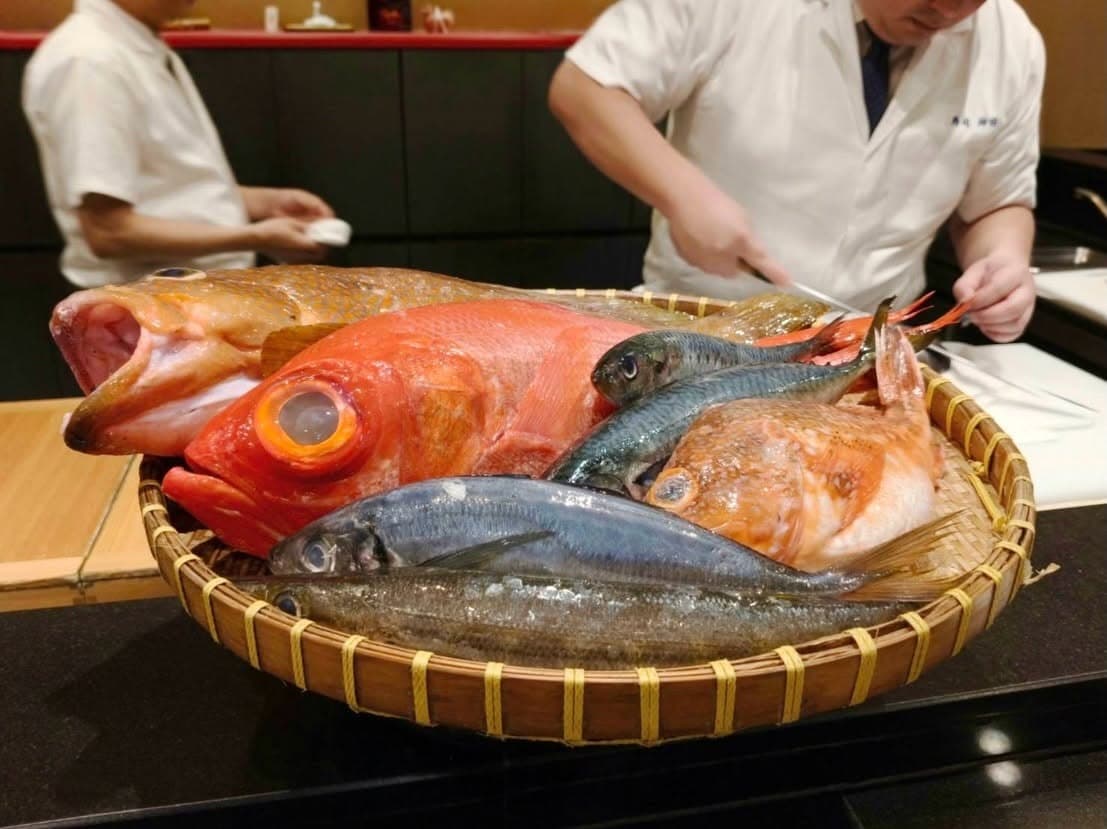 竹ざるに並べた鮮魚を職人がさばくSushi Kandaのカウンター