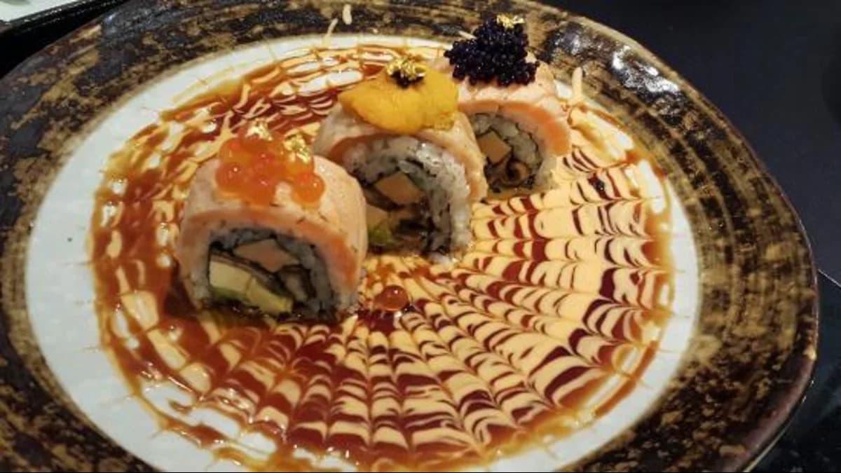 サーモンやアボカドを巻き、イクラやウニなどを添えた華やかな寿司ロール
