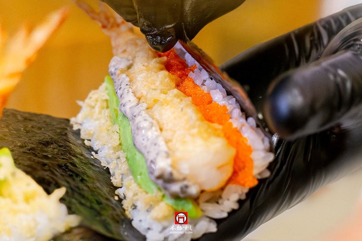 海老の天ぷらやアボカド、魚卵を海苔と酢飯で包むHonmono Sushiの手巻き寿司