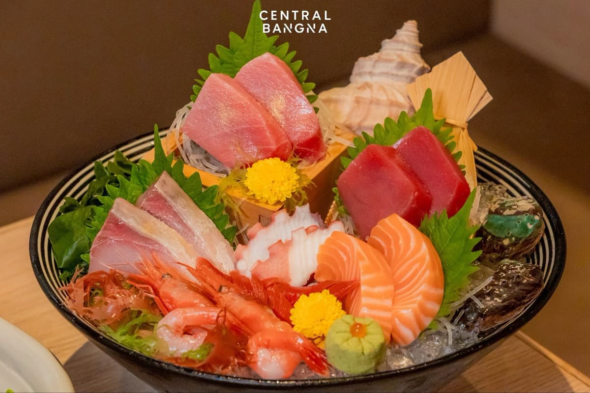 マグロやサーモン、タコ、甘海老などを盛り付けたHonmono Sushiの刺身盛り合わせ