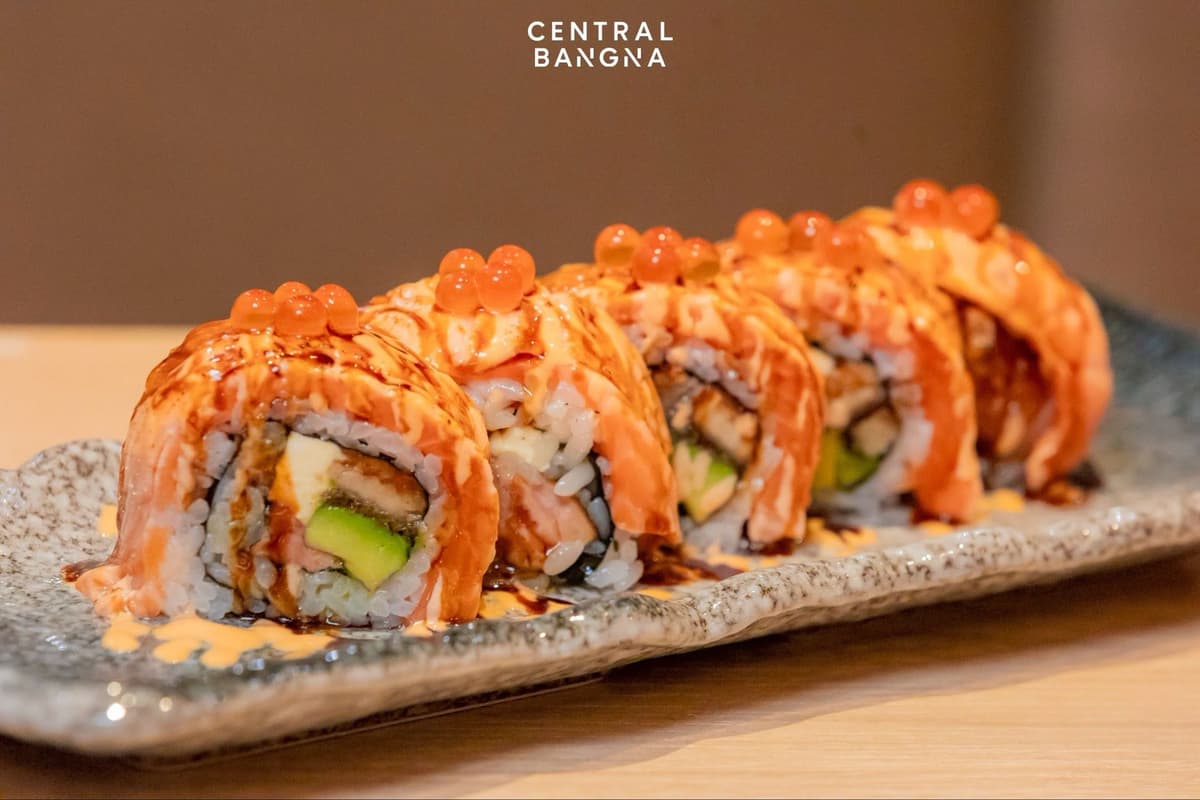サーモンとイクラをのせ、アボカドなどを巻いたHonmono Sushiの寿司ロール