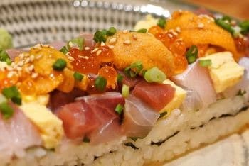 ウニとイクラ、鮮魚を贅沢に盛り付けた彩り豊かな寿司