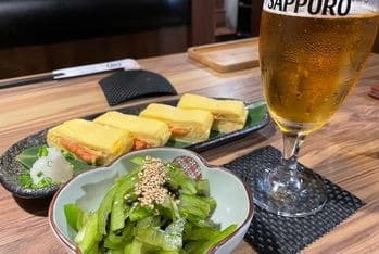 だし巻き卵と青菜のおつまみ、グラスに注がれたビール