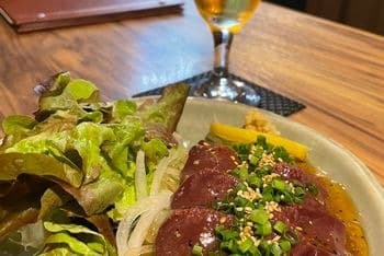 葉野菜とレモンを添えた、ごまと青ねぎが香るレバー料理