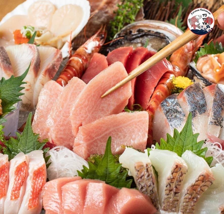 マグロや白身魚、エビ、貝類を華やかに盛り付けた刺身盛り合わせ