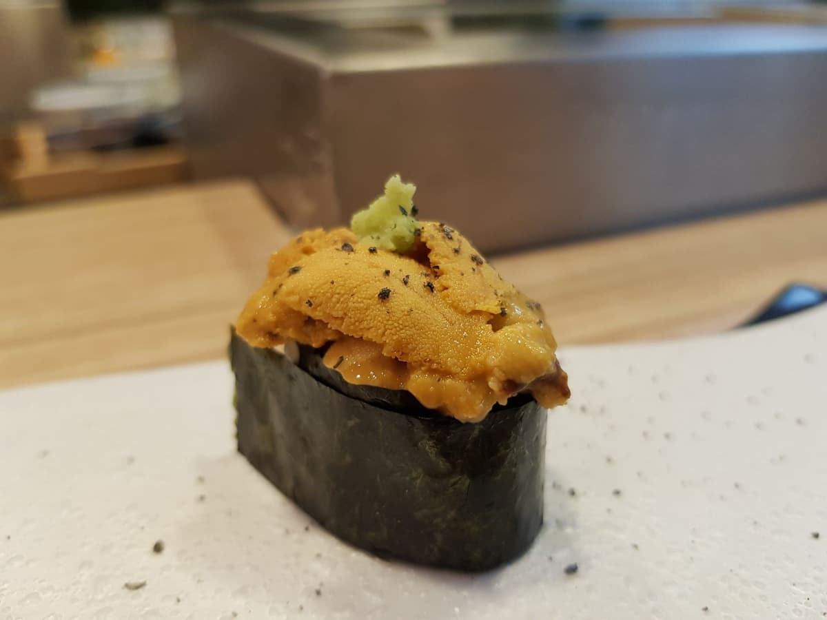 ワサビを添えた濃厚なウニの軍艦巻き