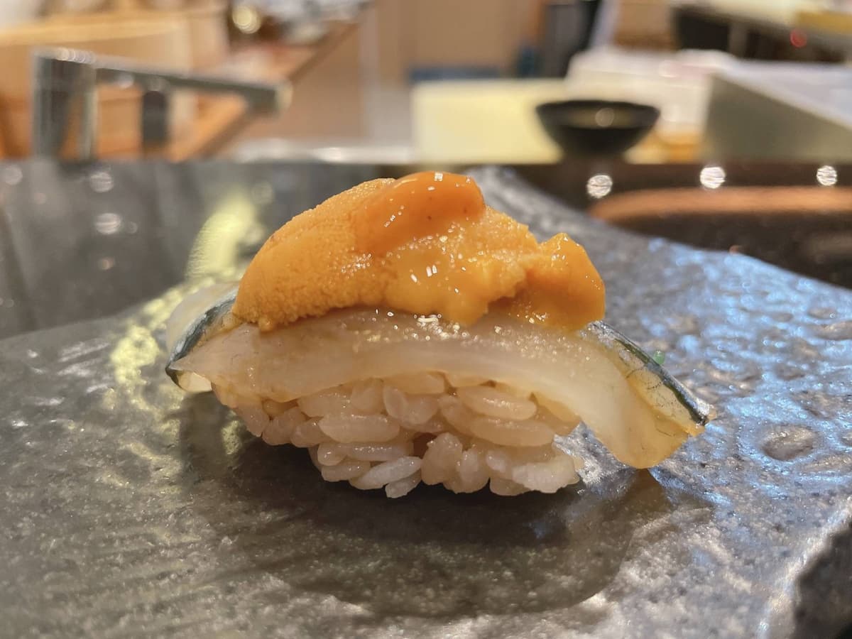 ウニをたっぷりのせた握り寿司