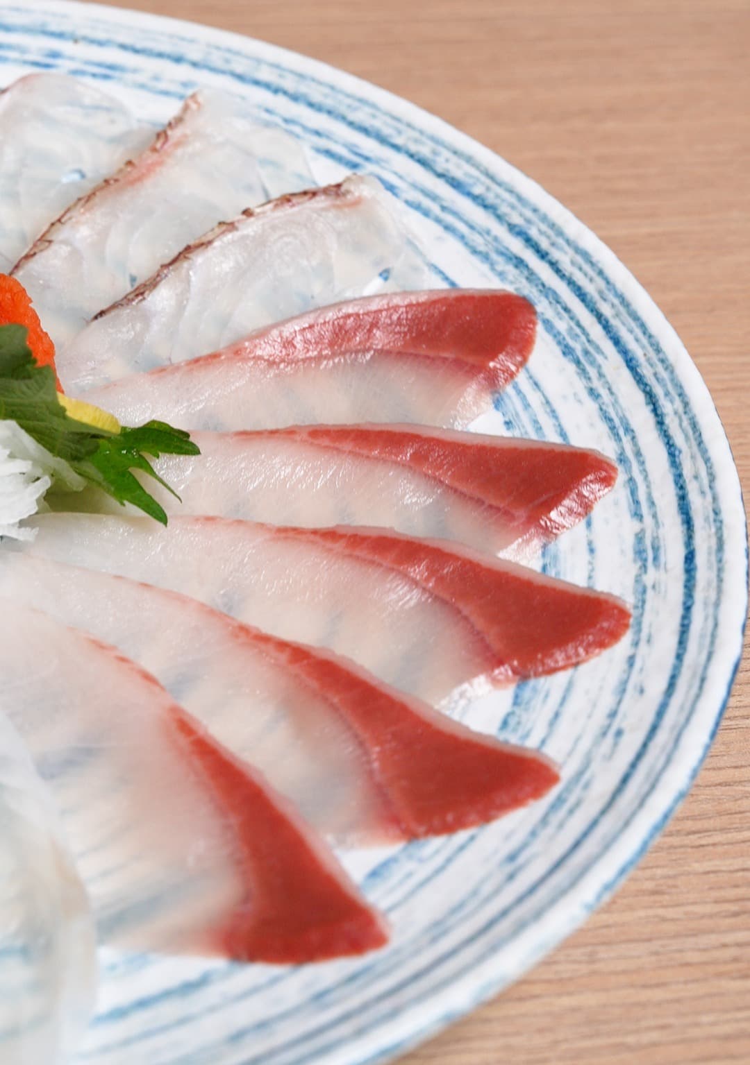 赤身魚と白身魚を青い模様の皿に盛り付けた刺身