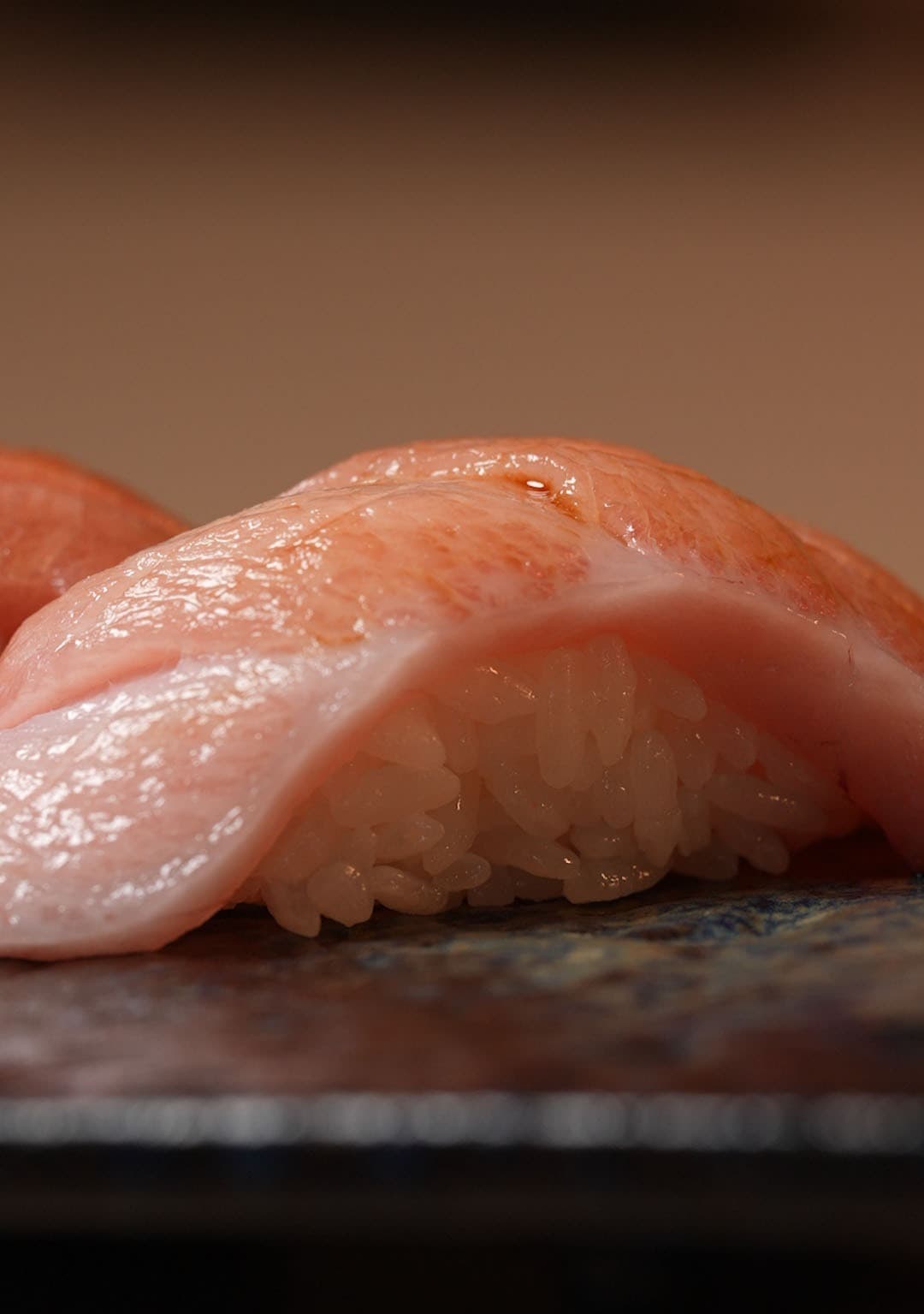 脂ののったマグロをシャリにのせた握り寿司