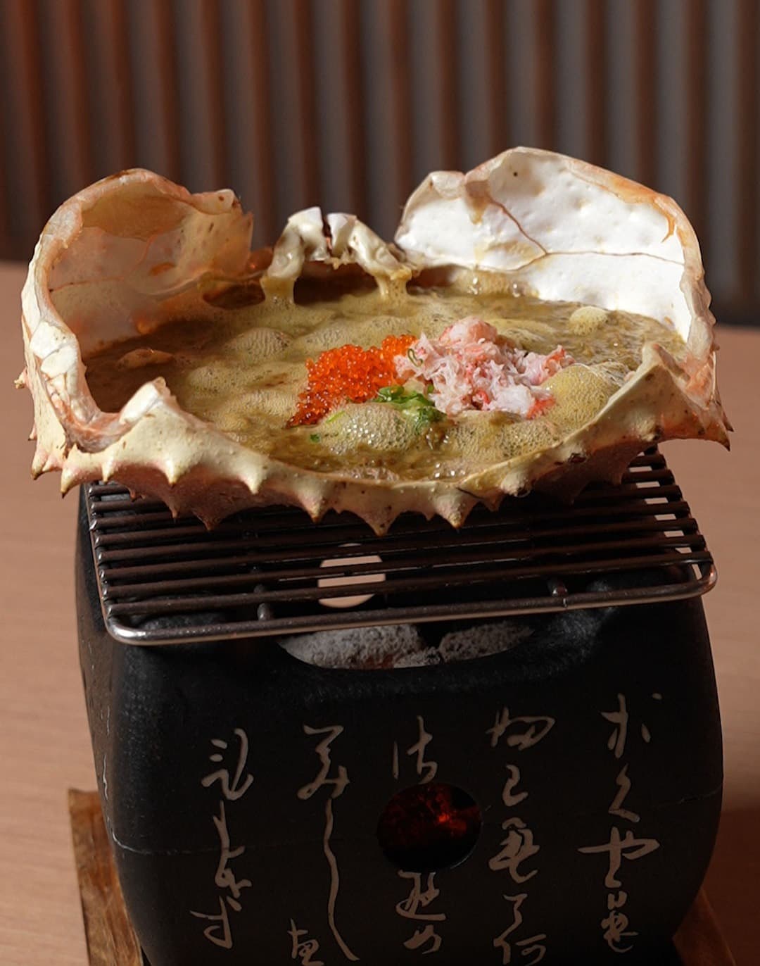 カニの甲羅にカニ味噌と身、イクラを盛り付けて焼く甲羅料理