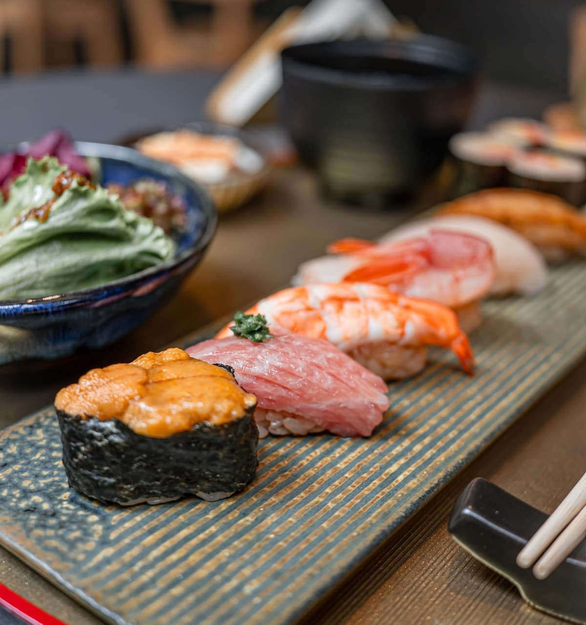 ウニやマグロ、エビなどを盛り合わせたMainichi Sushiの握り寿司