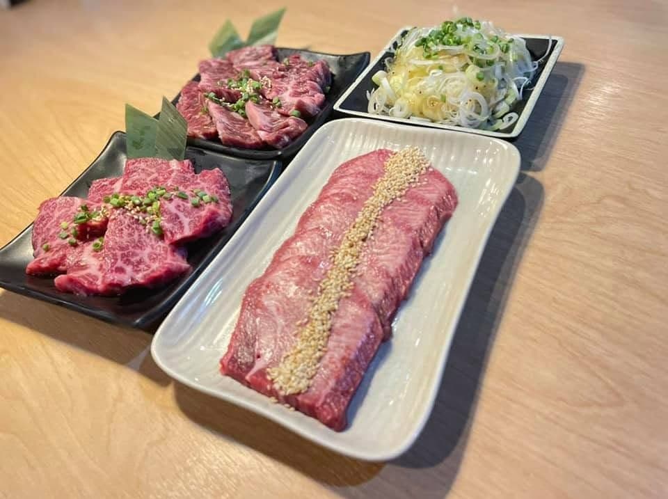 Hirashima by Kirabiの牛タンや霜降り肉、ネギを並べた焼肉セット