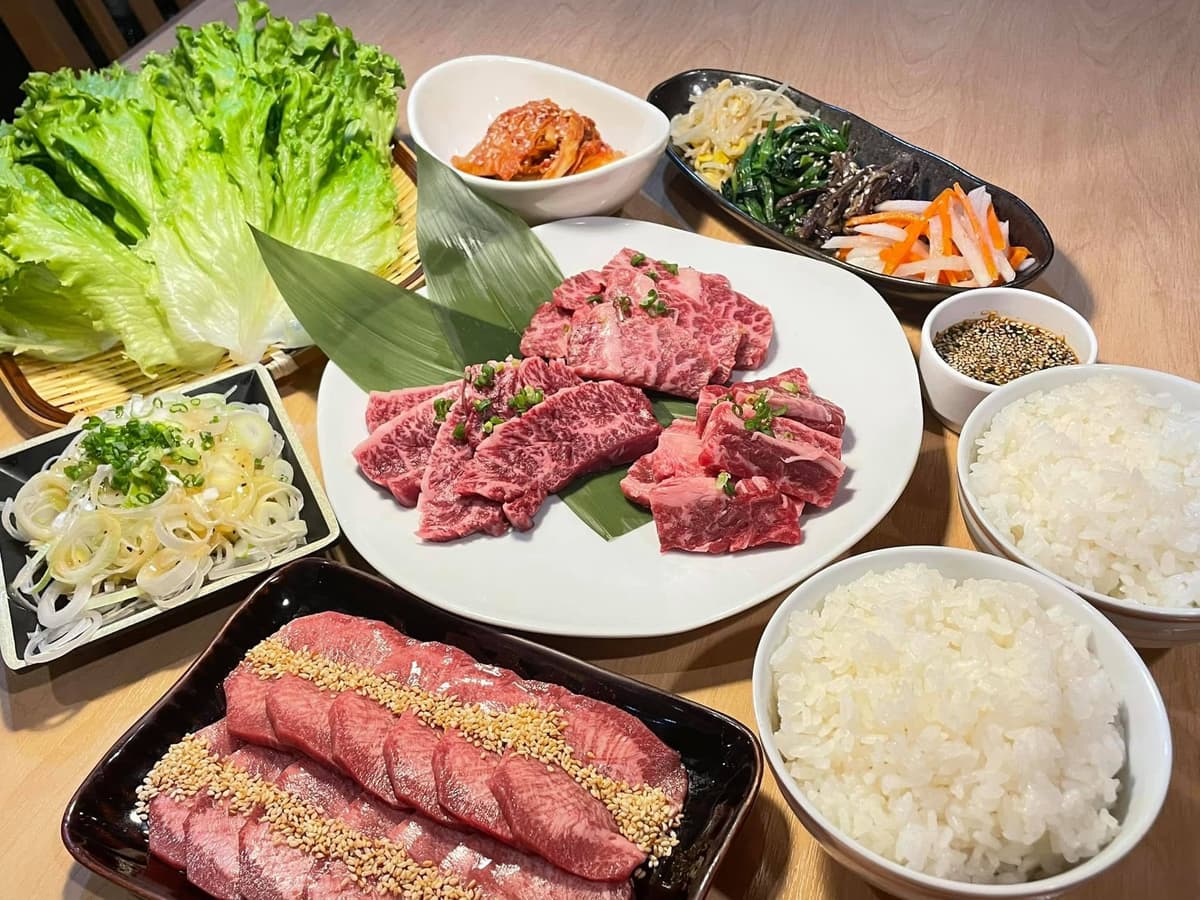 Hirashima by Kirabiの焼肉盛り合わせと牛タン、キムチ、ナムル、ご飯
