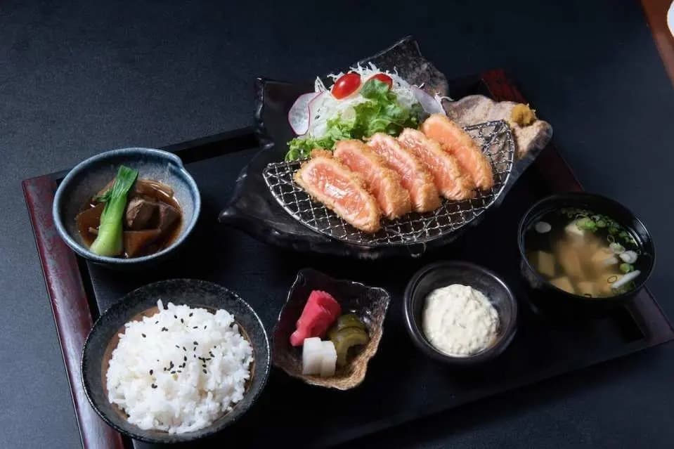 料理:味に定評があるエカマイにあるユリジン居酒屋の定食