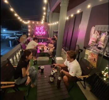 ンヌットで海鮮料理を楽しめるカジュアルな店内