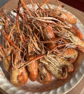 จีจี้นั่งผิงไฟอยู่ครัวหลังบ้านのエビ料理