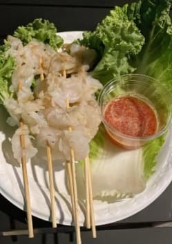 จีจี้นั่งผิงไฟอยู่ครัวหลังบ้านの新鮮なシーフー料理