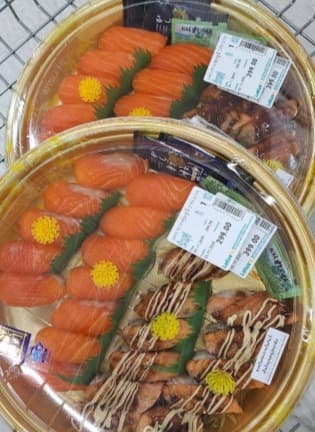魚力 オンヌット店で販売されている握り寿司