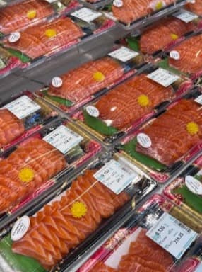 魚力 オンヌット店に並ぶ刺身