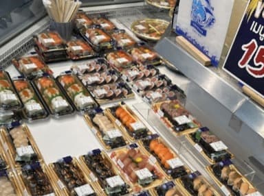 魚力 オンヌット店の寿司と海鮮売り場