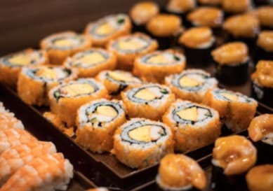 鮮やかな色合いが食欲をそそる「スシ コーナー」の寿司