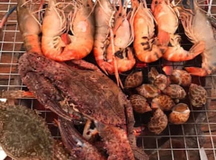 Huan Seafood オンヌット店の炭火焼きシーフード