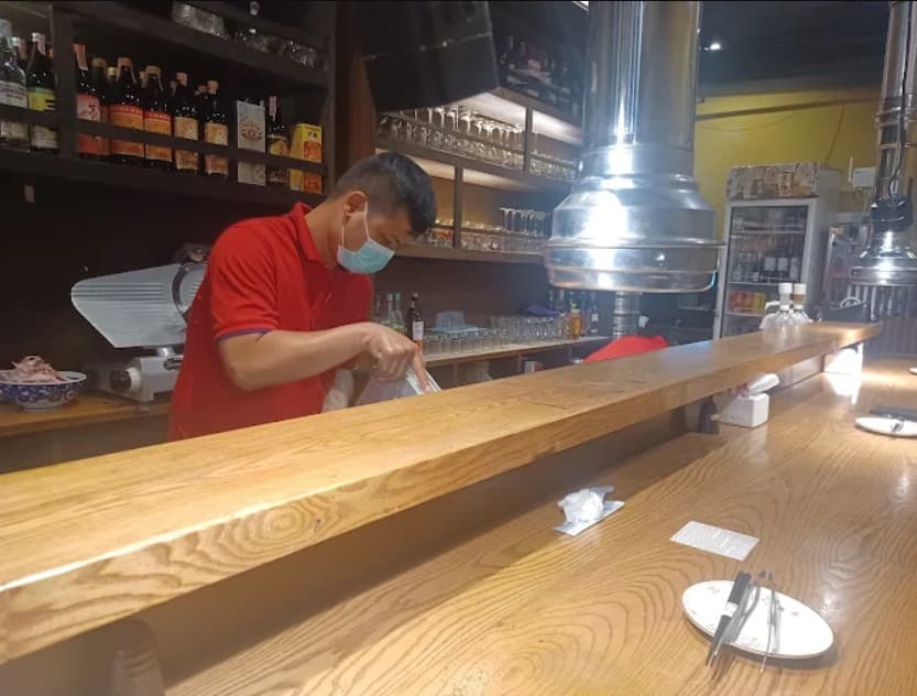 店内:木目を基調とした焼肉ホルモン がるしあ YAKINIKU GARCIAのカウンター席