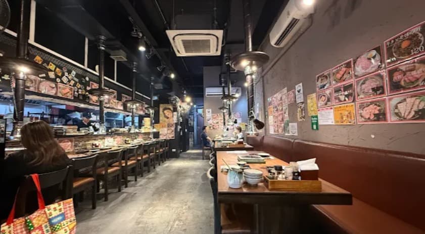 店内:気軽な飲み会にピッタリなやきにく おにくとごはん。のテーブル席