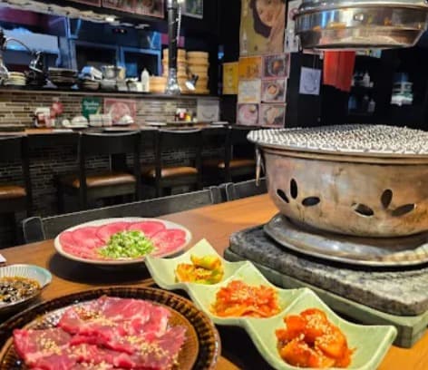 店内:網で焼くやきにく おにくとごはん。の焼肉