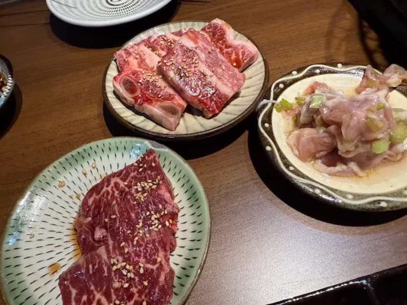 店内:利用しやすい価格のやきにく おにくとごはん。のカルビやホルモン