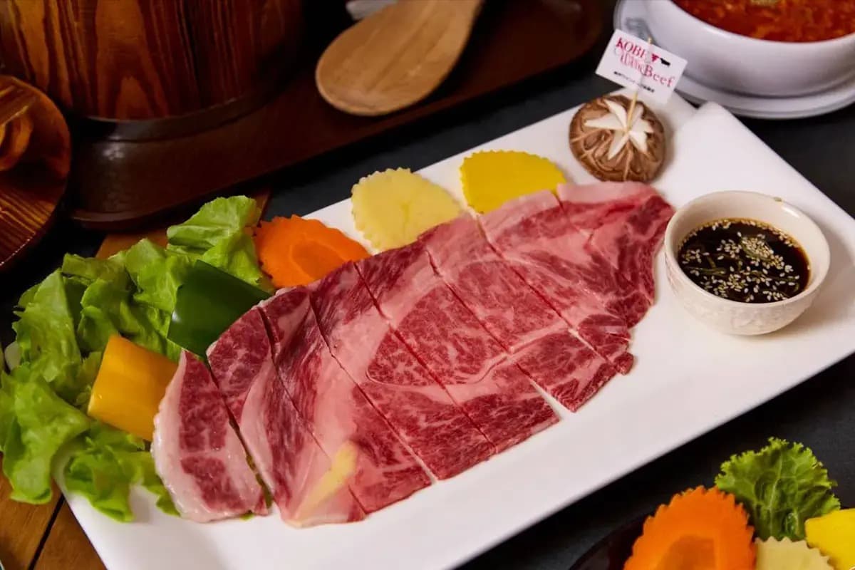 野菜と焼肉のタレを添えた霜降り牛肉の盛り付け