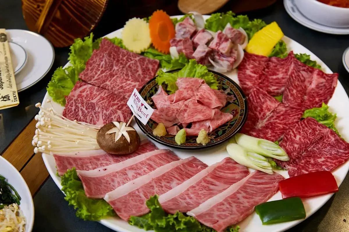 霜降り牛肉や野菜を大皿に盛り付けた焼肉セット