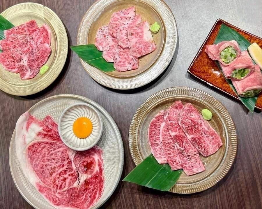 皿に盛り付けられた霜降り牛肉やネギを包んだ焼肉メニュー
