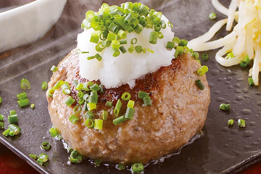 大根おろしと青ねぎを添えた焼きたてのハンバーグ