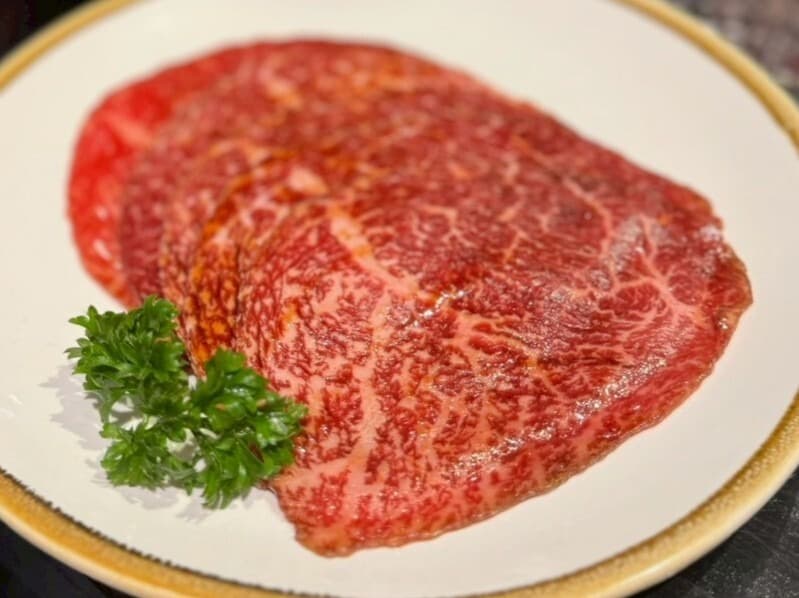 きれいな霜降りが入った焼肉用の牛肉