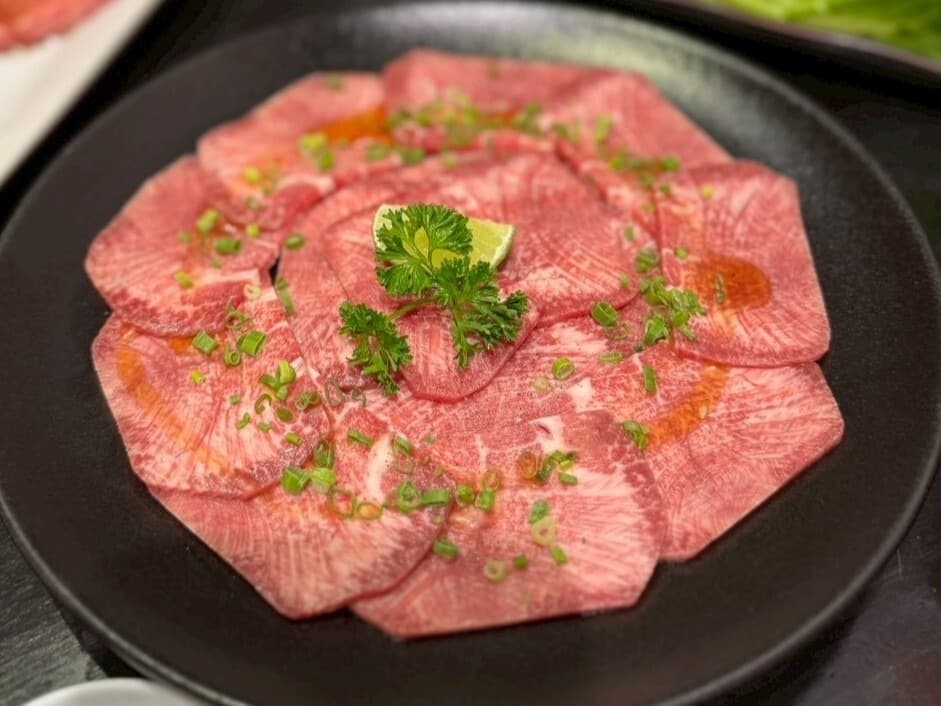 ネギとライムを添えた薄切り牛タンの盛り合わせ