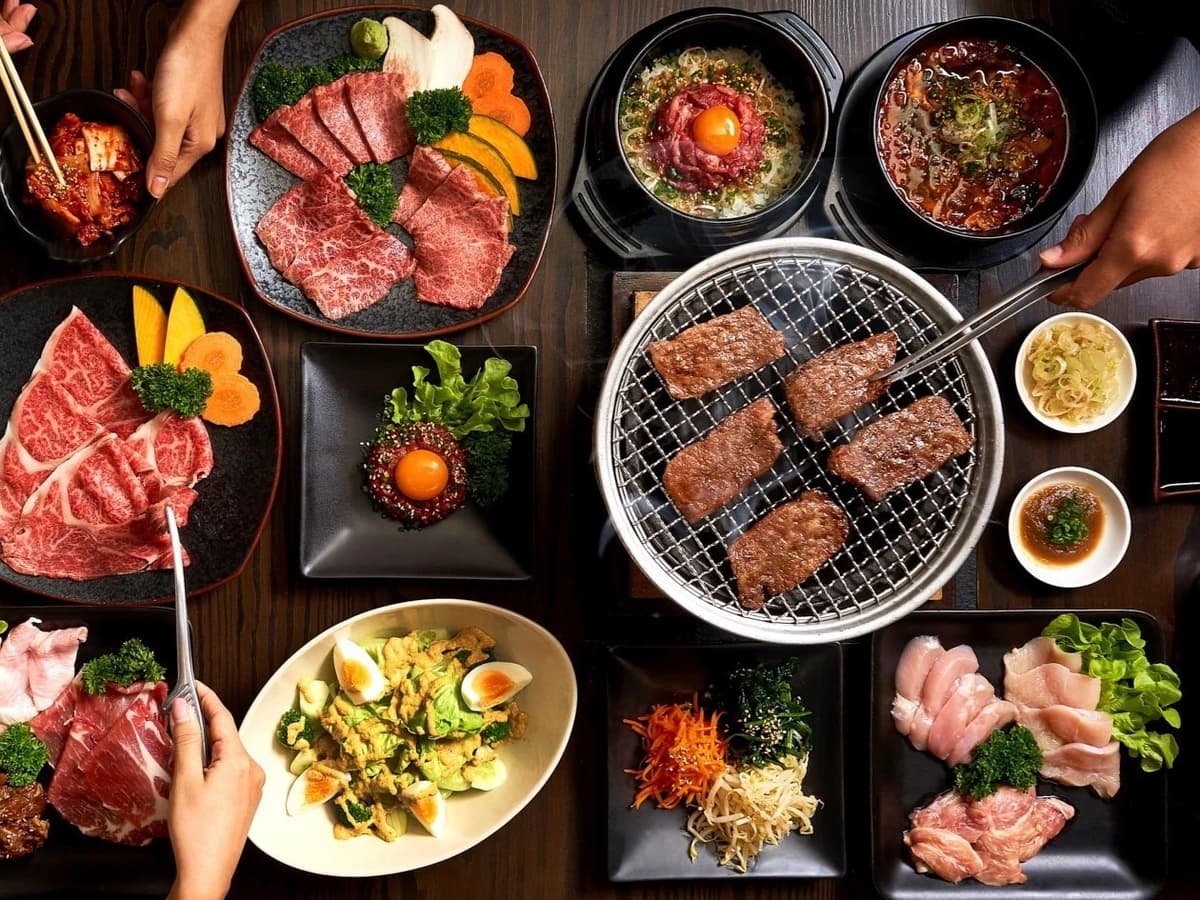 焼肉やユッケ、キムチ、ナムルなどが並ぶ食卓