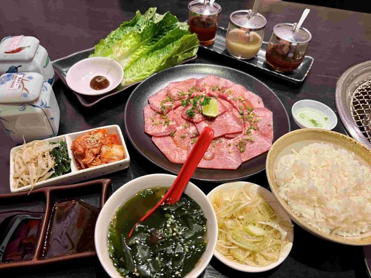牛タンを中心に、ご飯やスープ、キムチが付いた焼肉セット