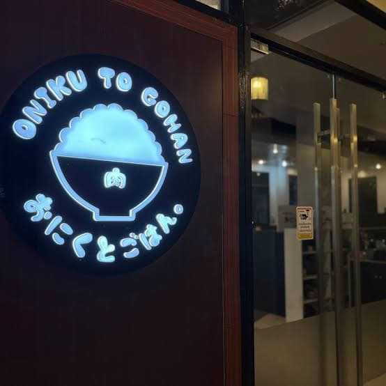 外観:気軽に入れる「やきにく おにくとごはん。 エカマイ店」の入口