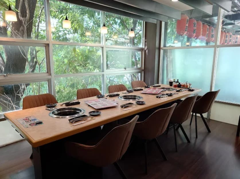 店内:ゆっくり会話を楽しめる肉匠のテーブル席