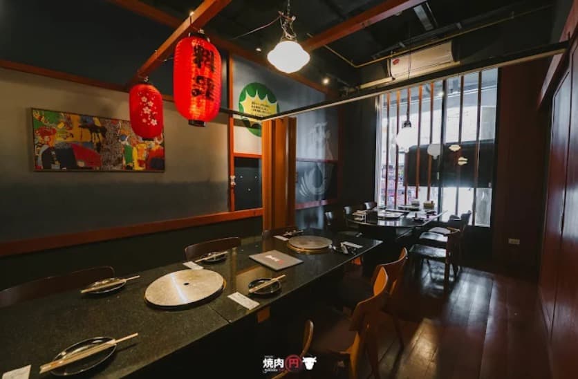 店内:日本人にもなじみやすい焼肉 円のテーブル席