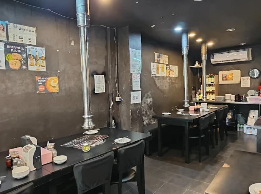 店内:肩肘張らずに過ごせる焼肉・ホルモン たかしのテーブル席