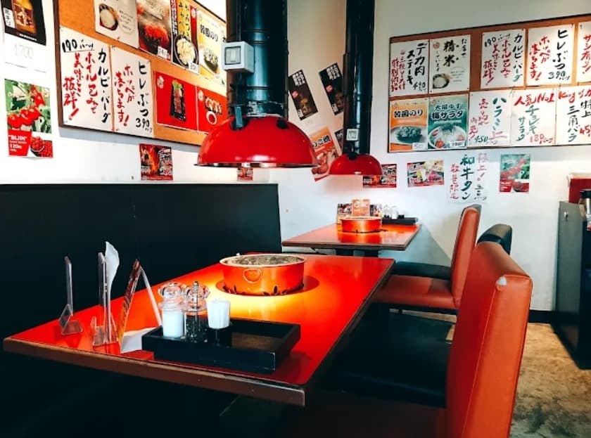 店内:適度に仕切られた焼肉 スタミナ苑 日本街店のテーブル席