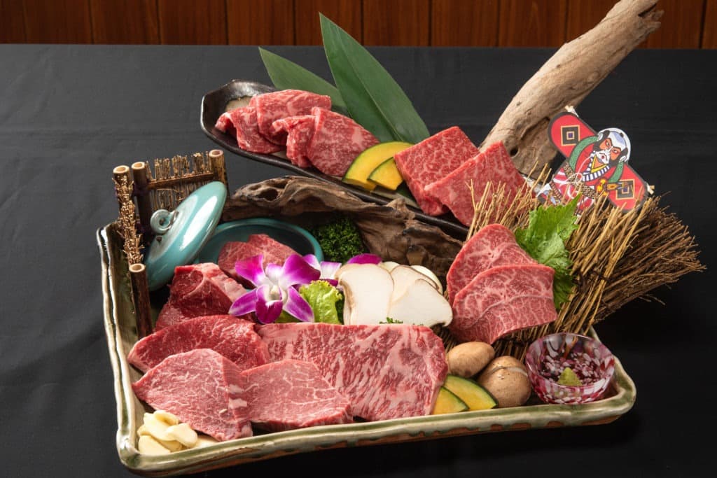 黒毛和牛の希少部位や焼肉用牛肉を盛り合わせた豪華な肉皿