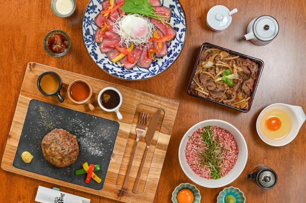 ワギューハンバーグや牛丼、ローストビーフなどを並べた料理写真