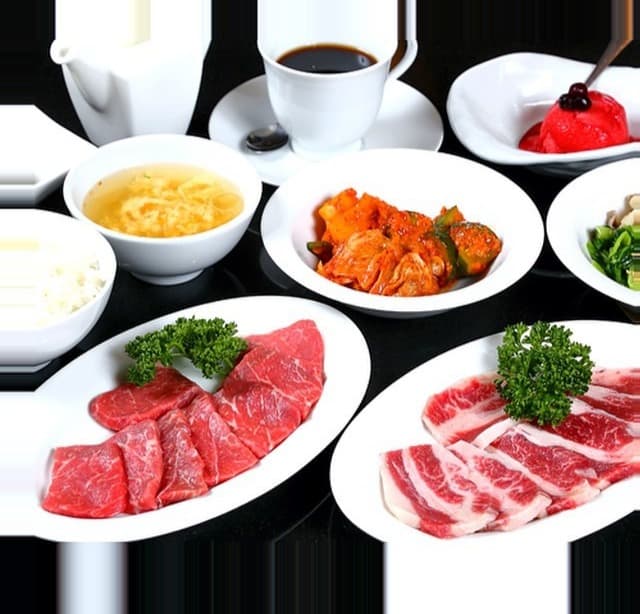 焼肉ランチの肉皿、キムチ、スープ、ご飯、ドリンク、デザートのセット